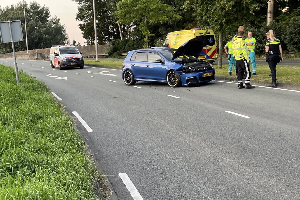 Auto botst achterop bestelwagen