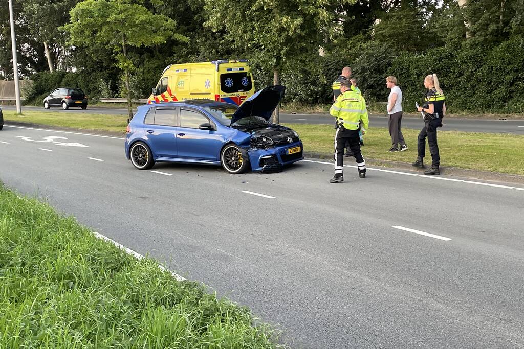 Auto botst achterop bestelwagen