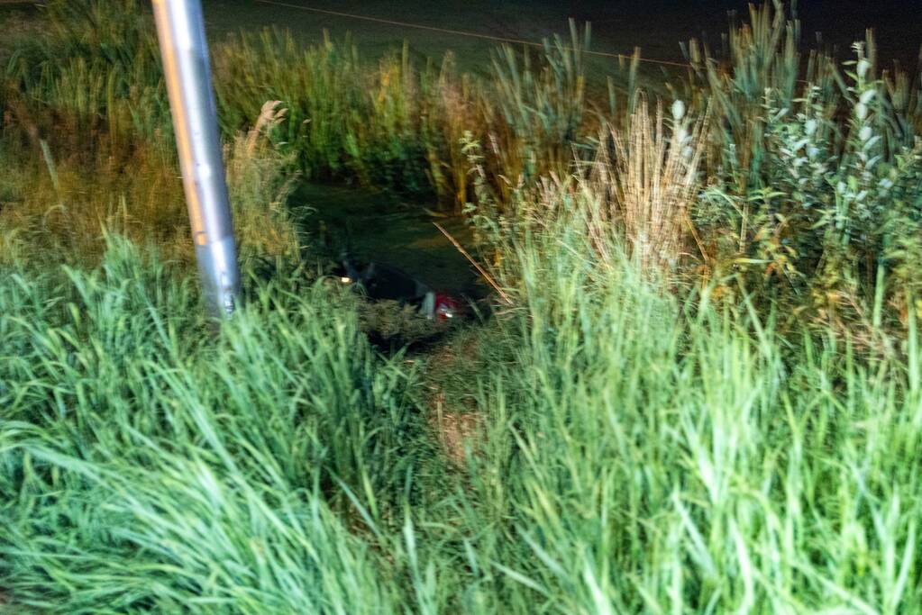 Brommerrijder belandt in sloot