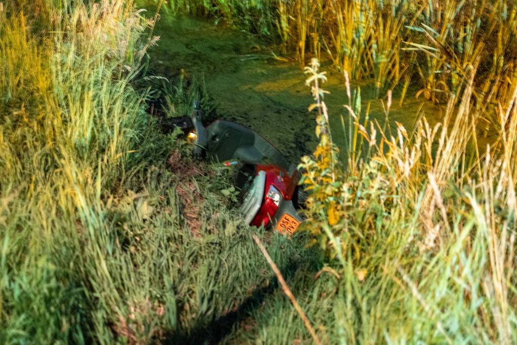 Brommerrijder belandt in sloot