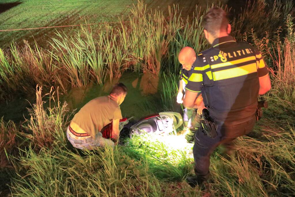 Brommerrijder belandt in sloot