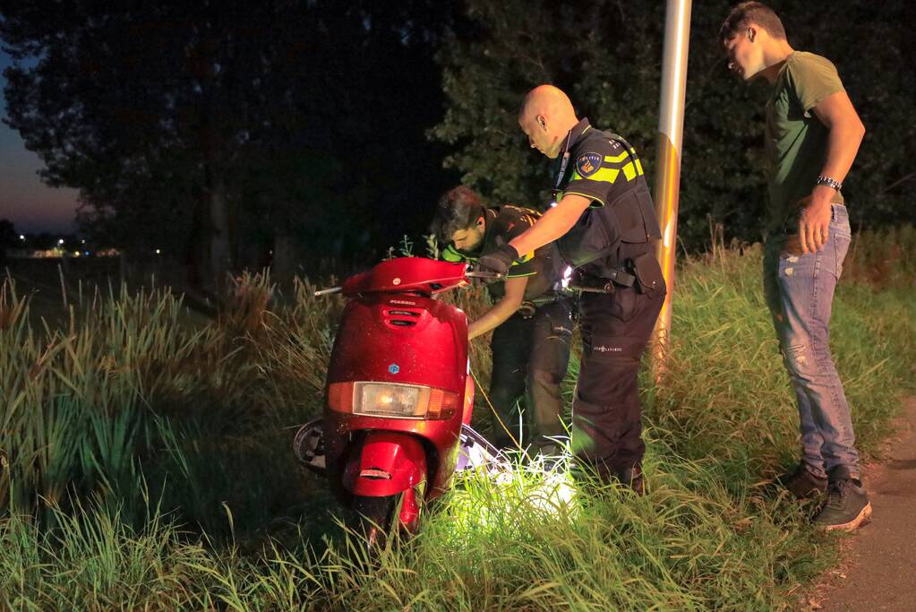 Brommerrijder belandt in sloot