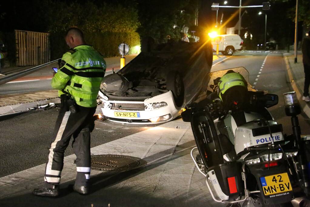 Automobilist botst tegen lantaarnpaal en belandt op de kop