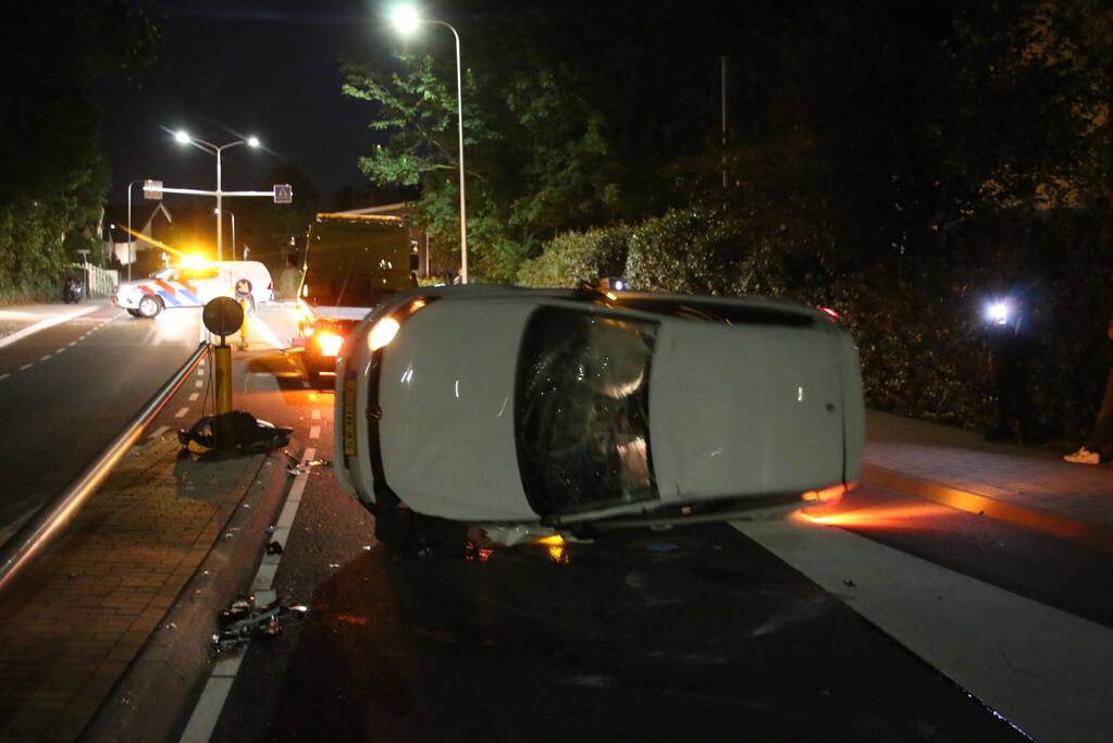 Automobilist botst tegen lantaarnpaal en belandt op de kop