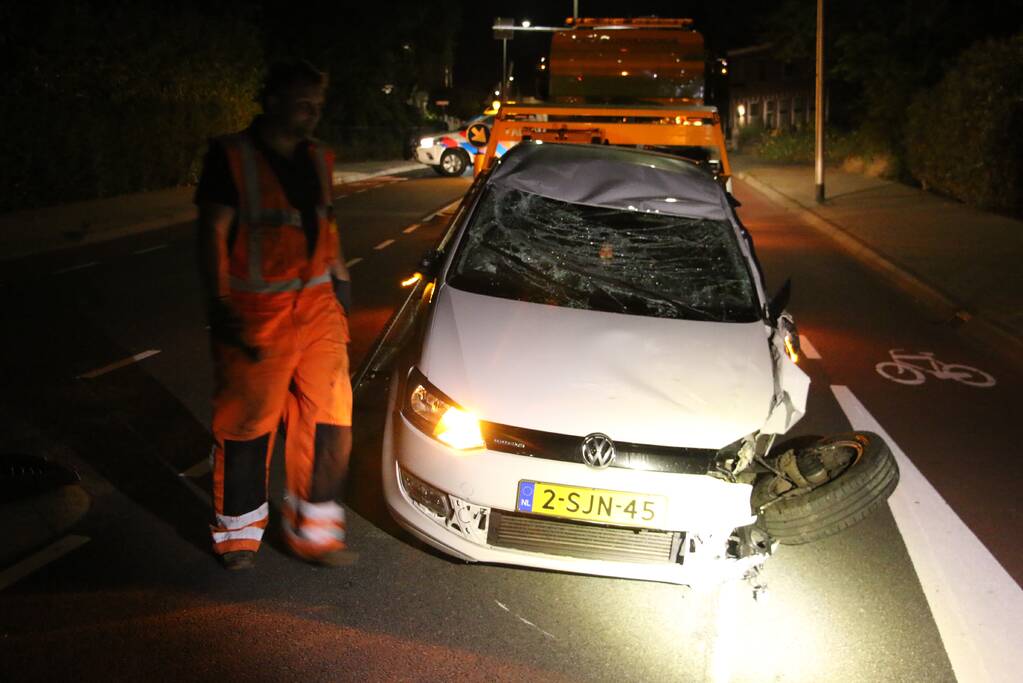 Automobilist botst tegen lantaarnpaal en belandt op de kop