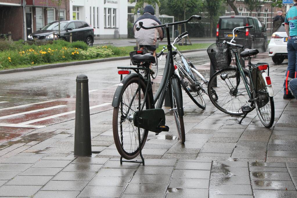 Fietser onderuit na botsing met auto