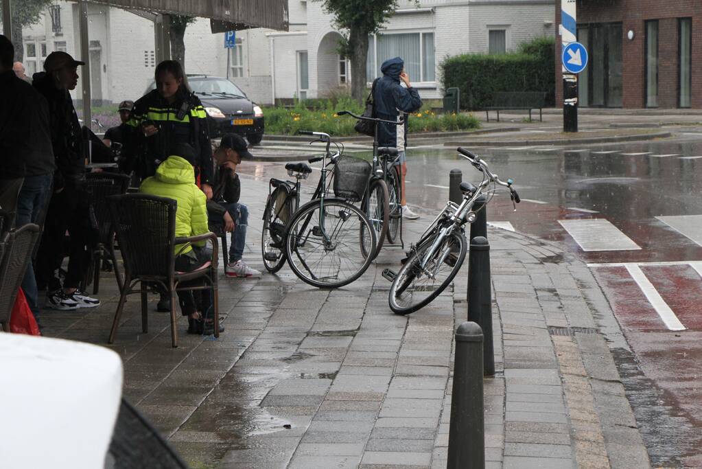 Fietser onderuit na botsing met auto