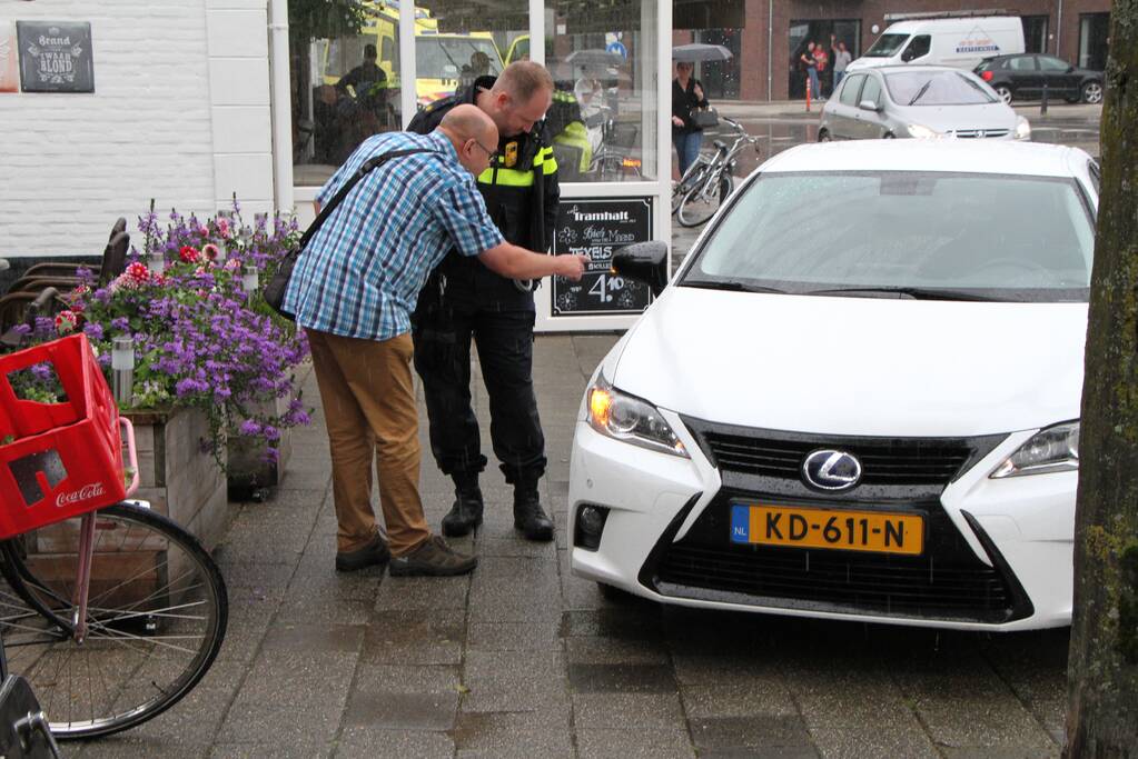 Fietser onderuit na botsing met auto