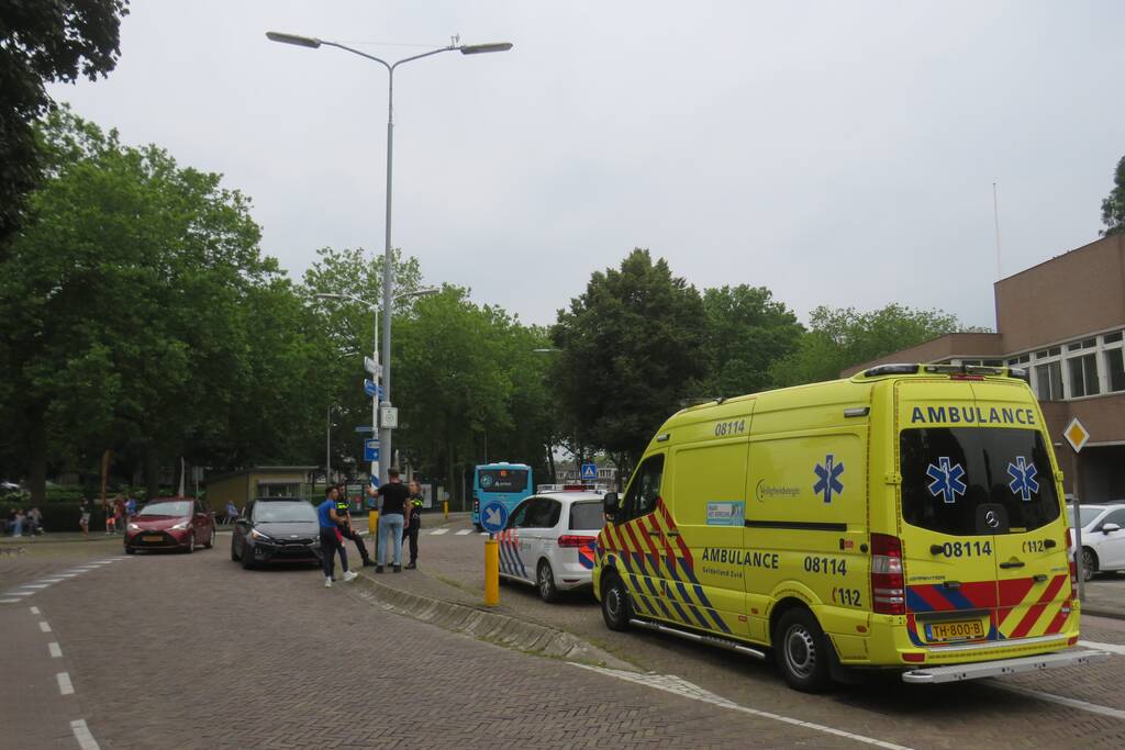 Rijbaan afgesloten door ongeval tussen personenauto en fietser