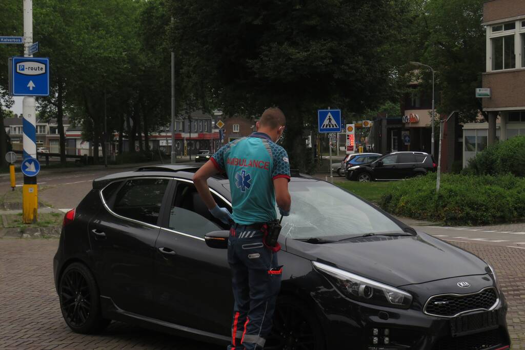 Rijbaan afgesloten door ongeval tussen personenauto en fietser