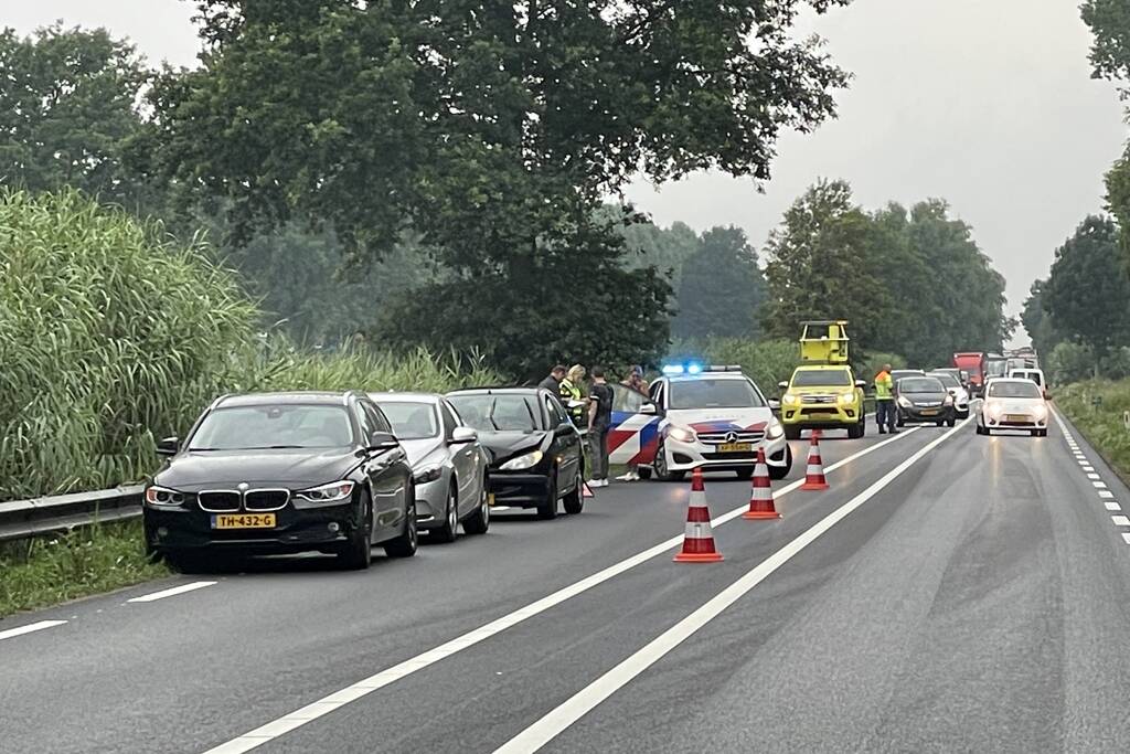 Rijbaan afgesloten door kettingbotsing