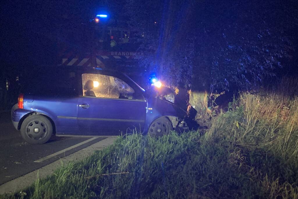 Persoon gewond bij botsing met boom