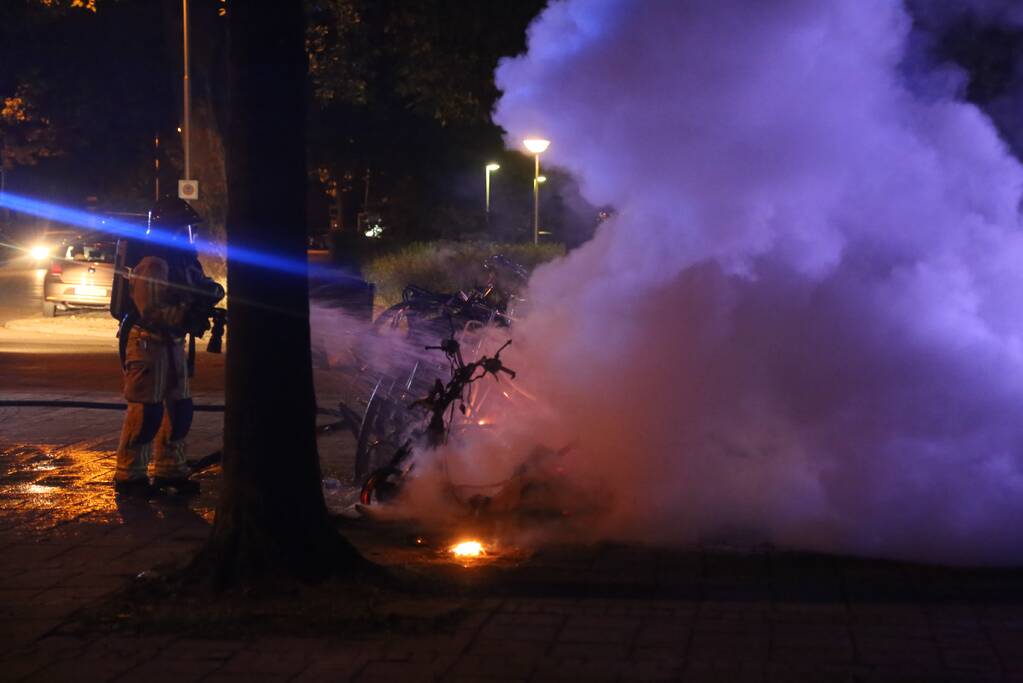 Brandweer blust in brand gevlogen scooter