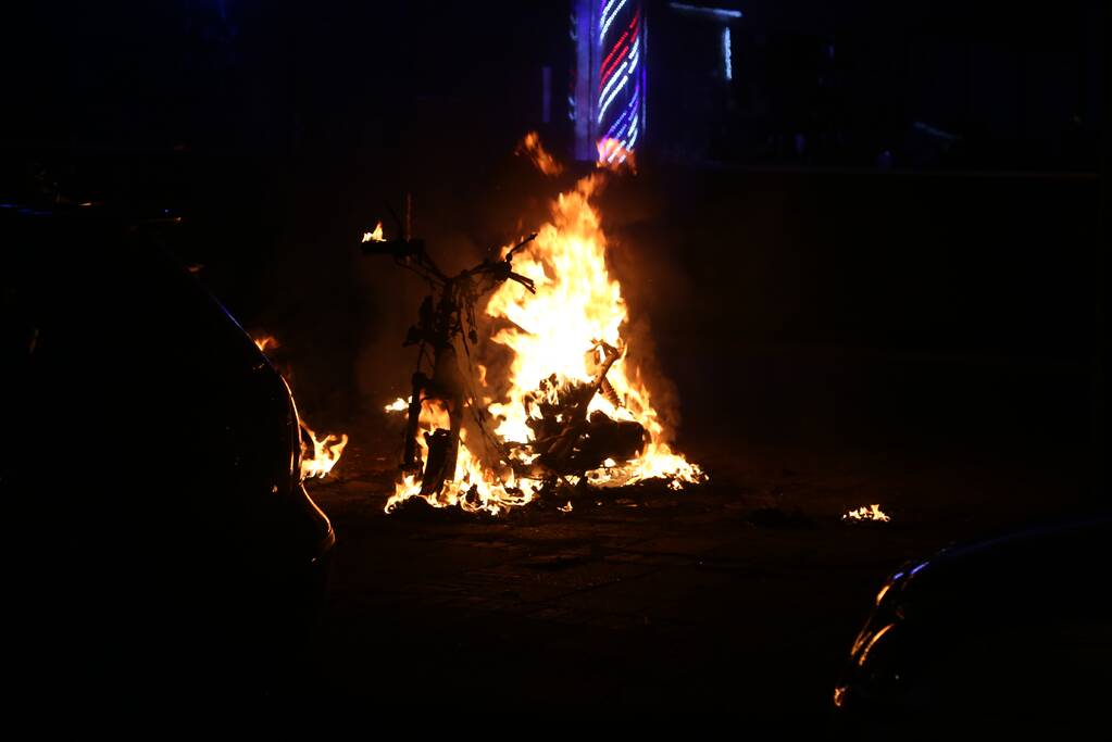 Brandweer blust in brand gevlogen scooter