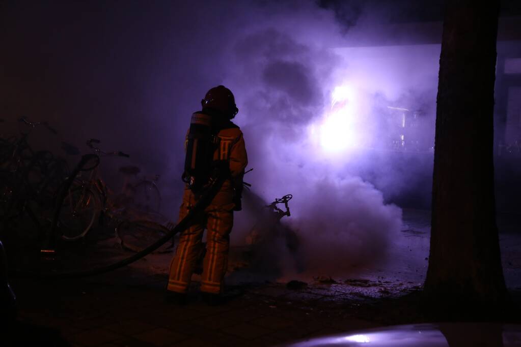 Brandweer blust in brand gevlogen scooter