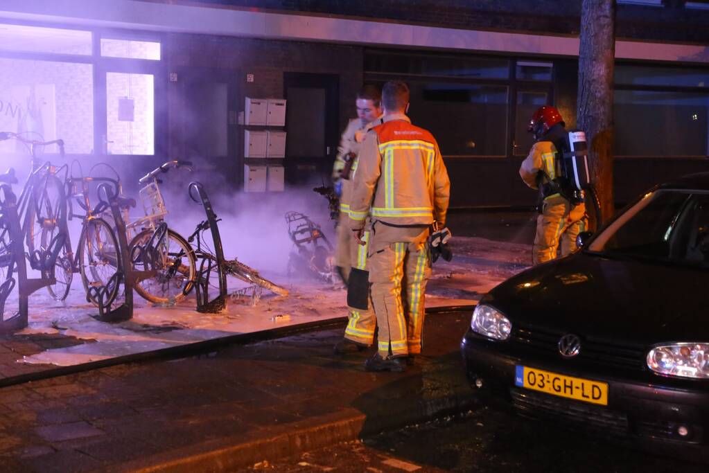 Brandweer blust in brand gevlogen scooter