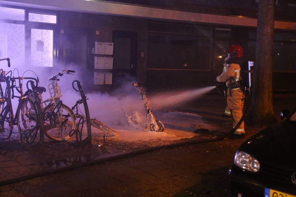 Brandweer blust in brand gevlogen scooter