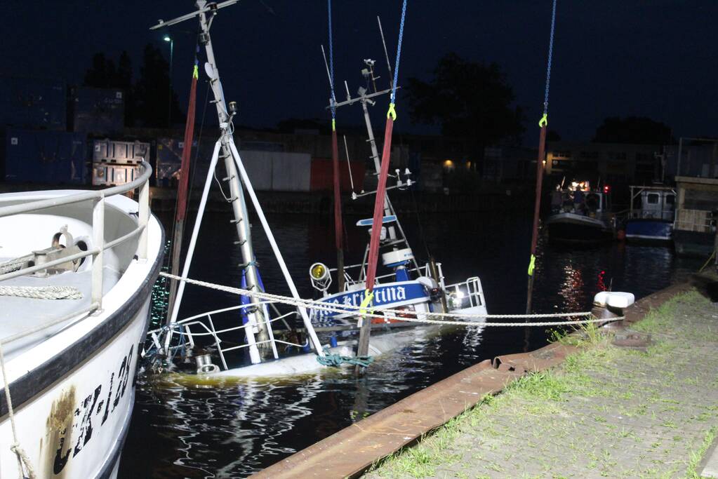 Gezonken viskotter uit water gehesen
