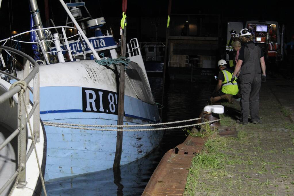 Gezonken viskotter uit water gehesen