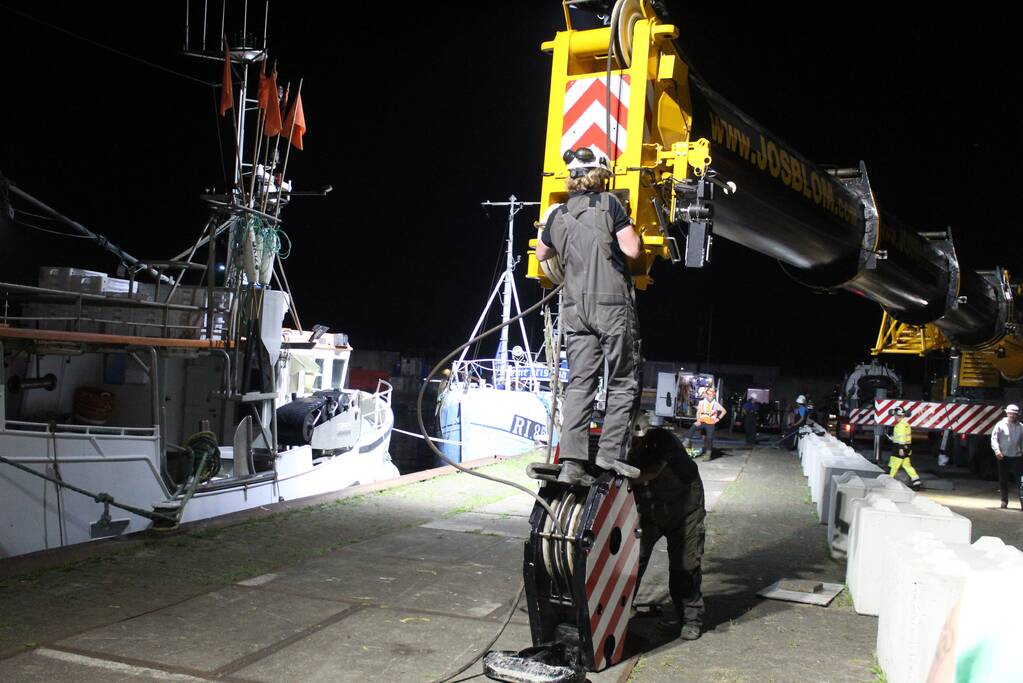 Gezonken viskotter uit water gehesen