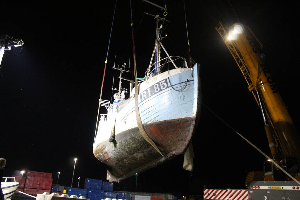 Gezonken viskotter uit water gehesen