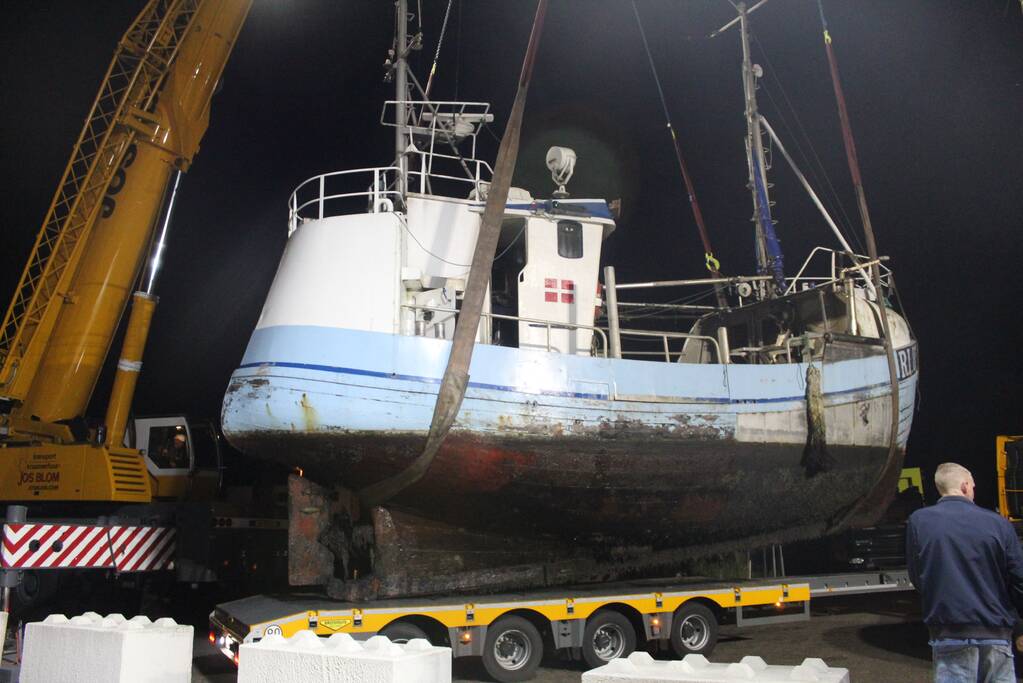 Gezonken viskotter uit water gehesen