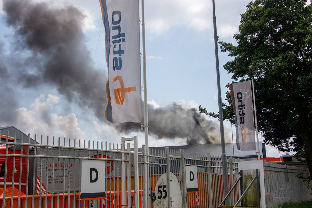Dikke rookwolken bij brand groothandel Stiho