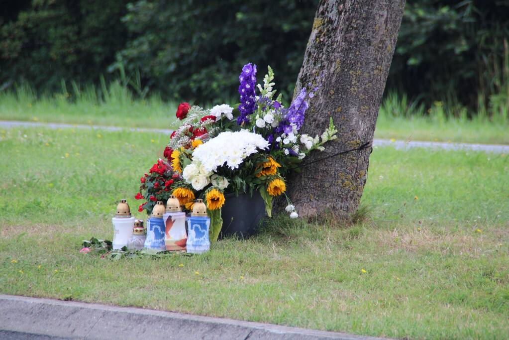 Bloemen neergelegd voor overleden motorrijder (30)
