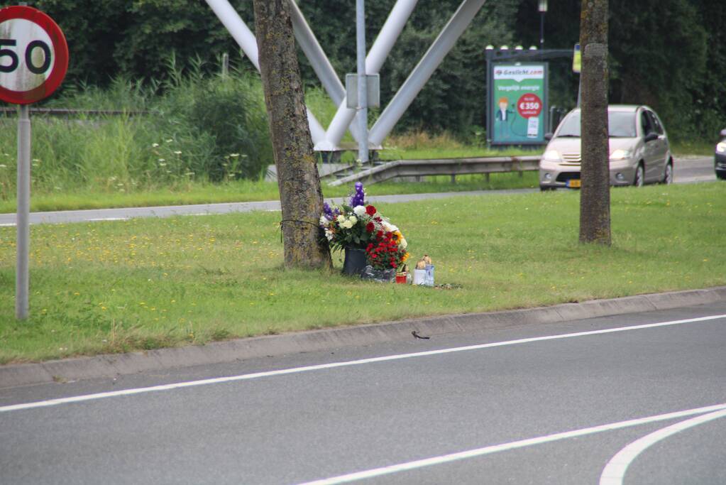 Bloemen neergelegd voor overleden motorrijder (30)