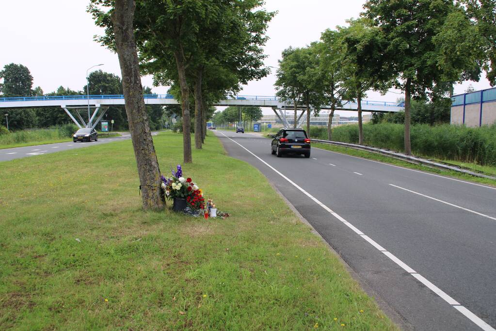 Bloemen neergelegd voor overleden motorrijder (30)