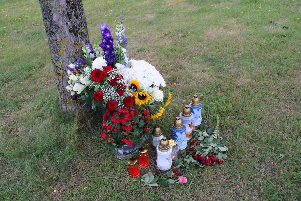 Bloemen neergelegd voor overleden motorrijder (30)