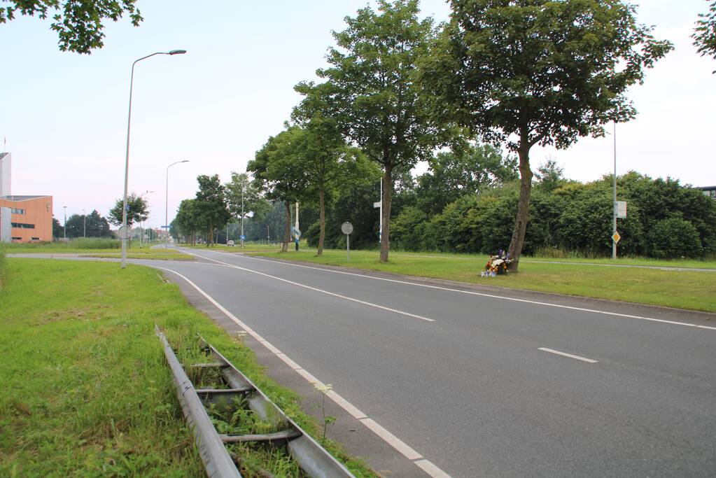 Bloemen neergelegd voor overleden motorrijder (30)