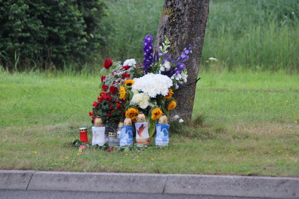 Bloemen neergelegd voor overleden motorrijder (30)