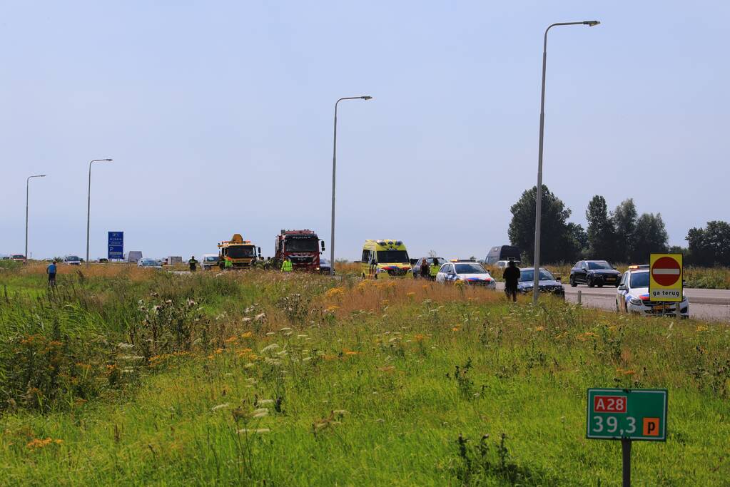 Auto raakt van de snelweg belandt in sloot