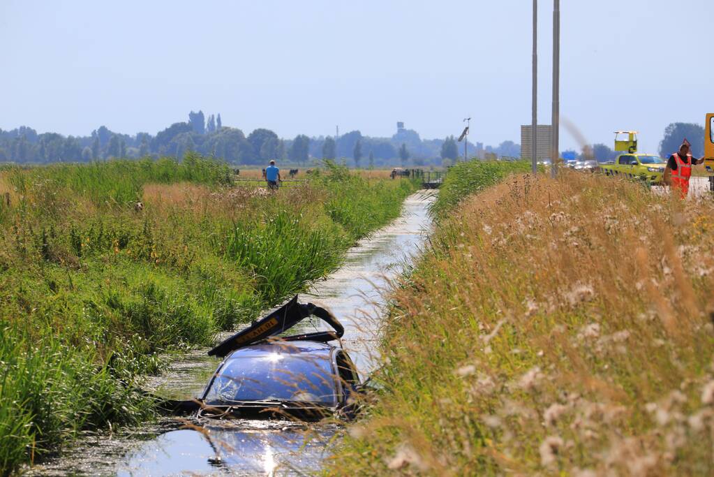 Auto raakt van de snelweg belandt in sloot