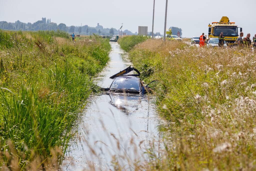 Auto raakt van de snelweg belandt in sloot