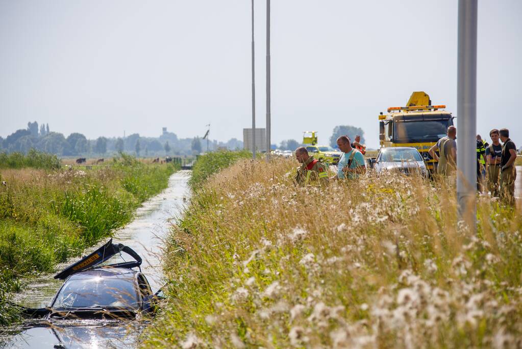 Auto raakt van de snelweg belandt in sloot