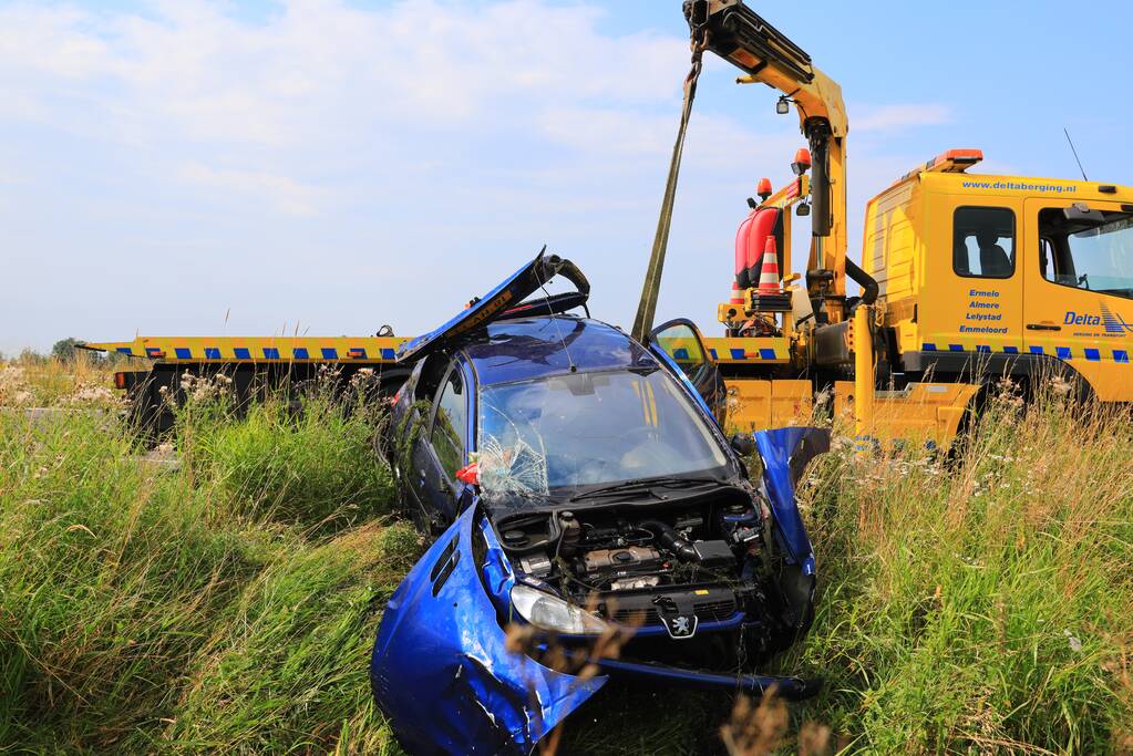 Auto raakt van de snelweg belandt in sloot