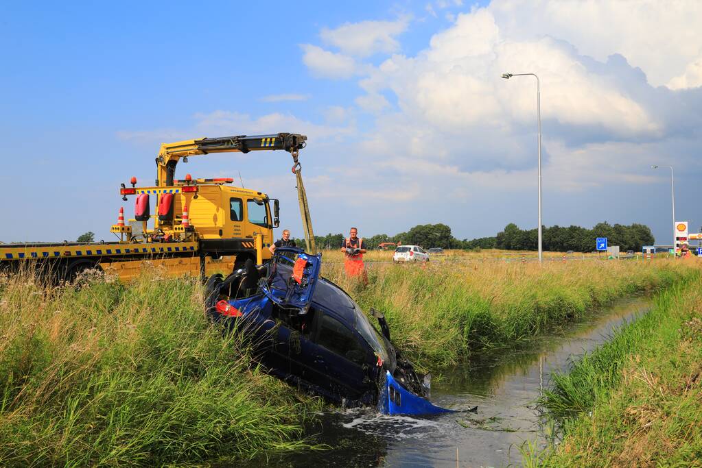 Auto raakt van de snelweg belandt in sloot