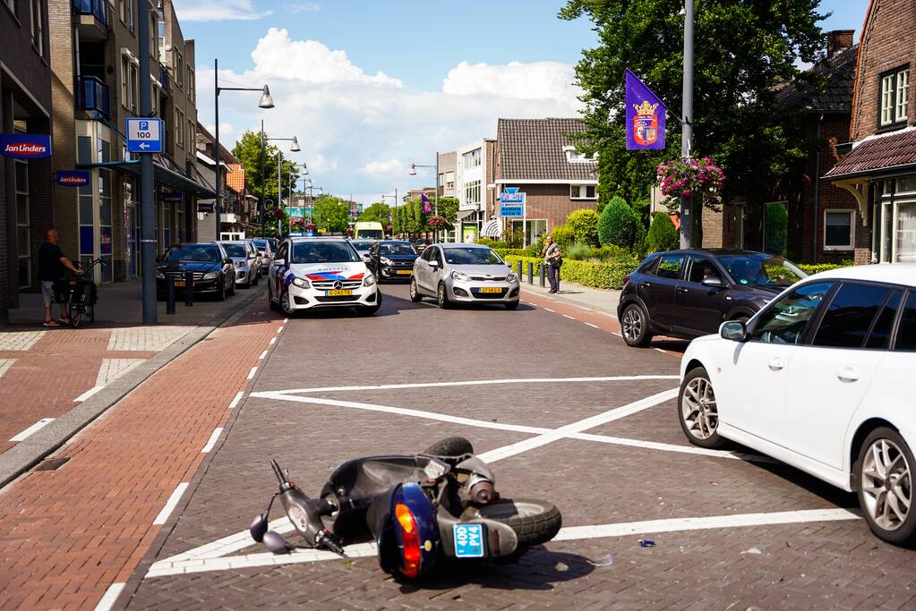 Scooterrijder botst met scooter achter op auto