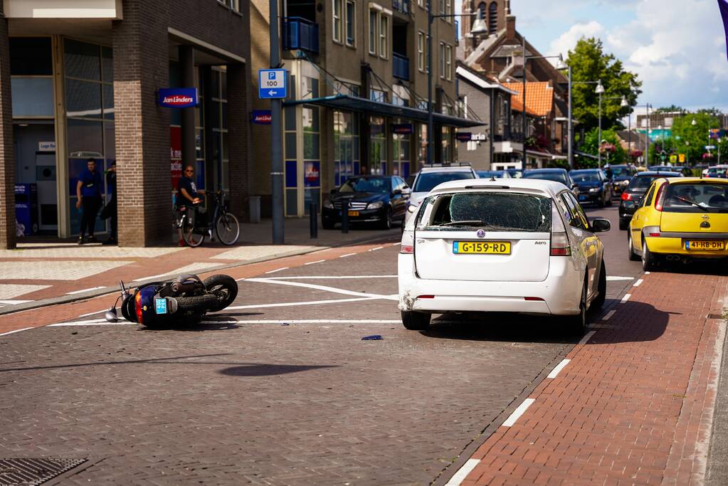 Scooterrijder botst met scooter achter op auto
