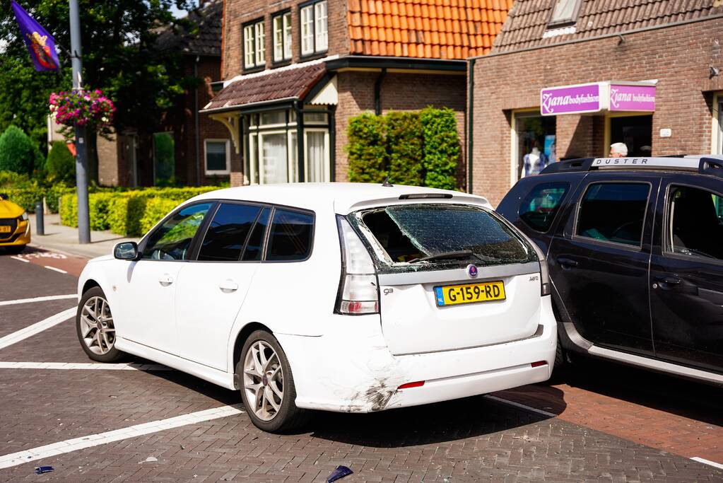 Scooterrijder botst met scooter achter op auto