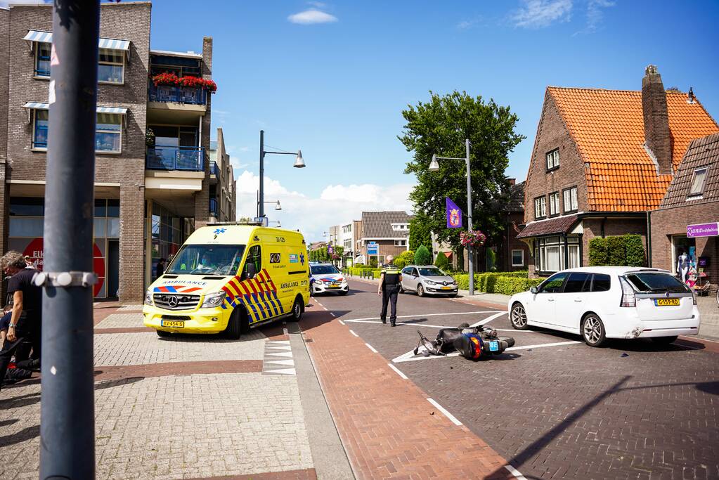 Scooterrijder botst met scooter achter op auto