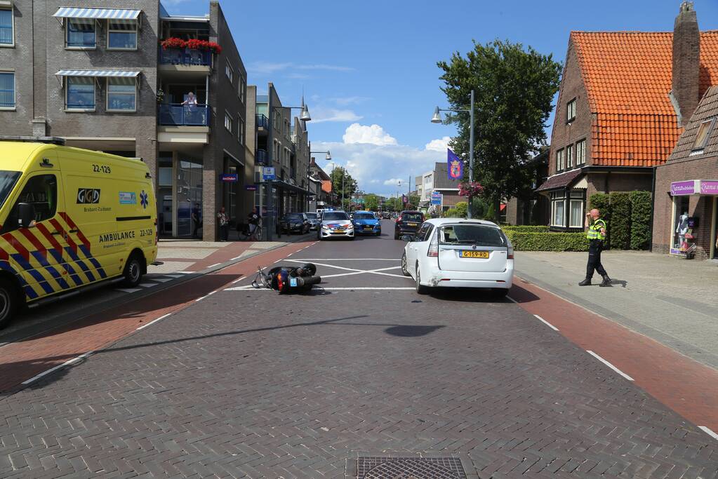 Scooterrijder botst met scooter achter op auto