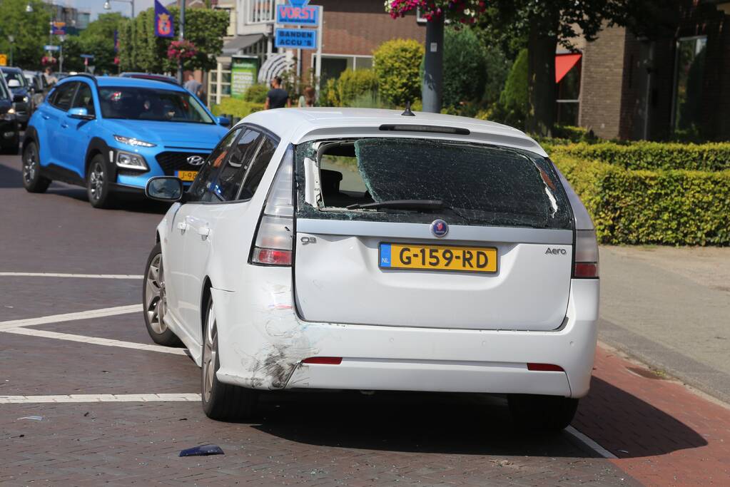 Scooterrijder botst met scooter achter op auto