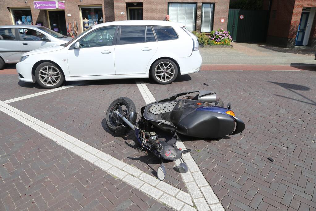 Scooterrijder botst met scooter achter op auto