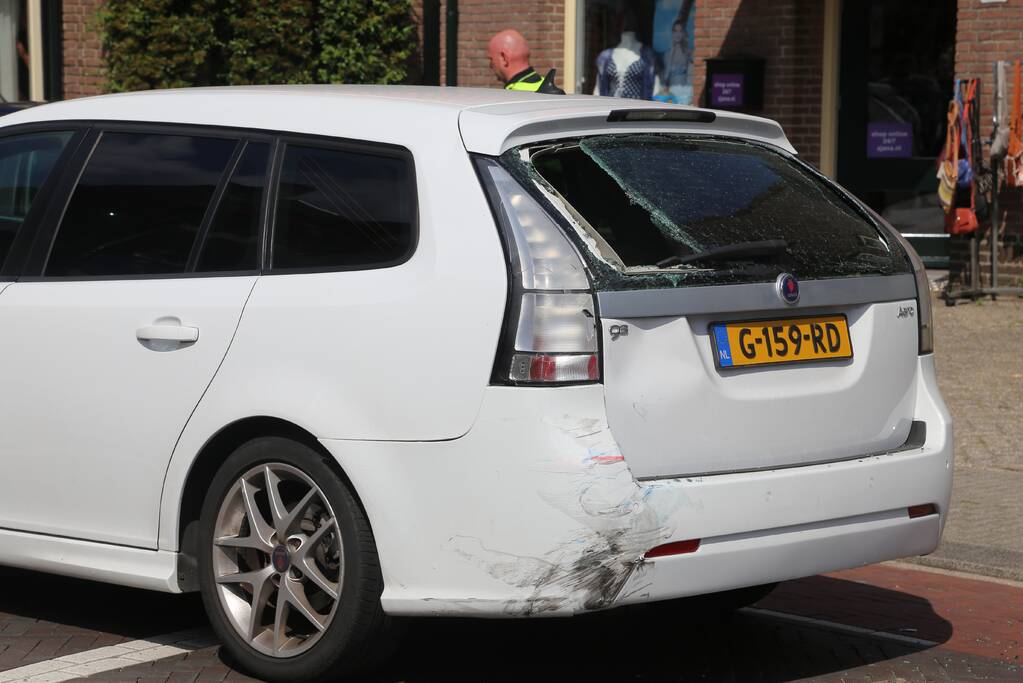 Scooterrijder botst met scooter achter op auto