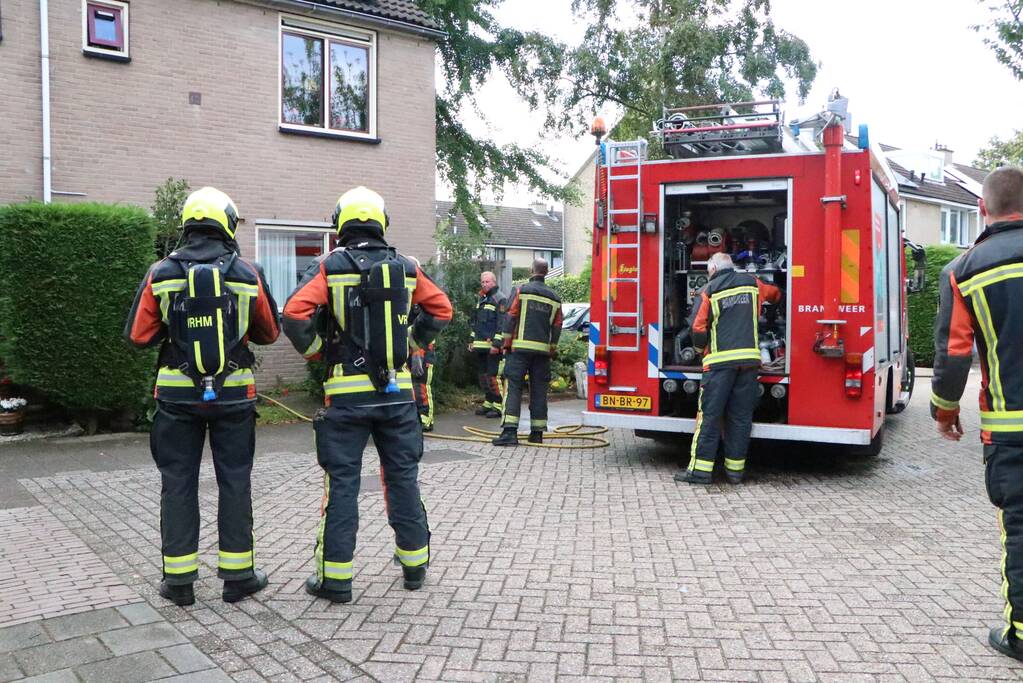 Bewoner ademt rook in bij woningbrand
