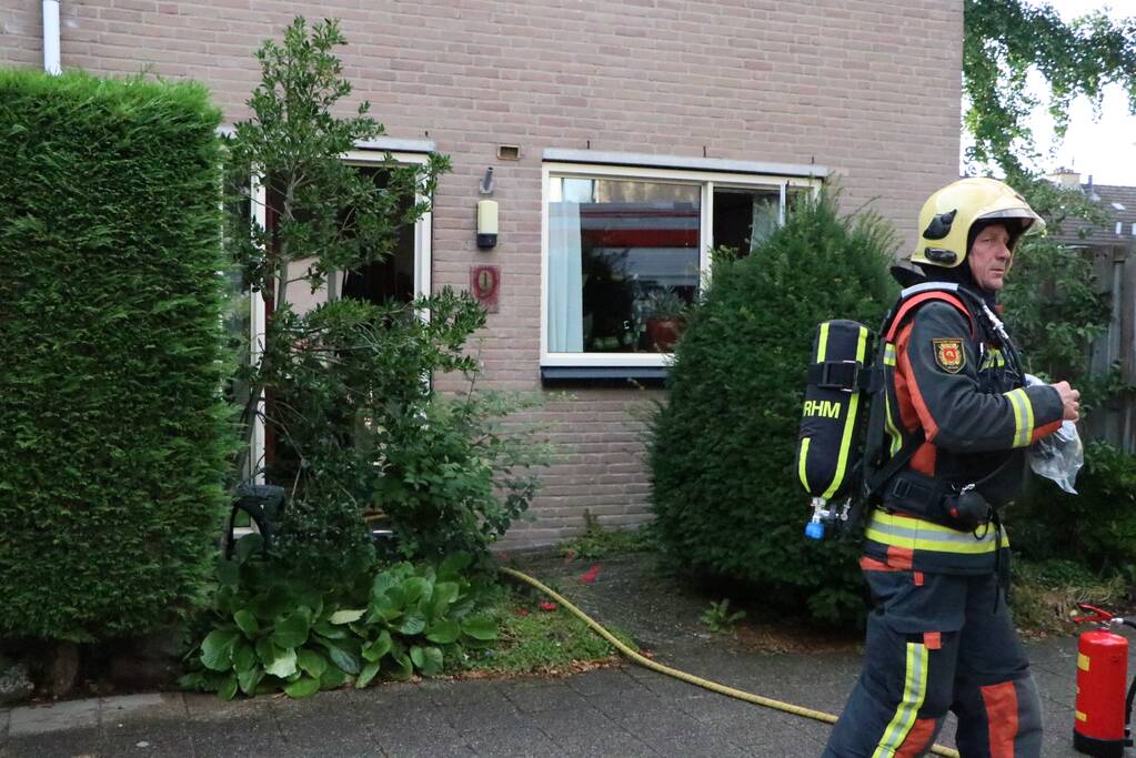 Bewoner ademt rook in bij woningbrand