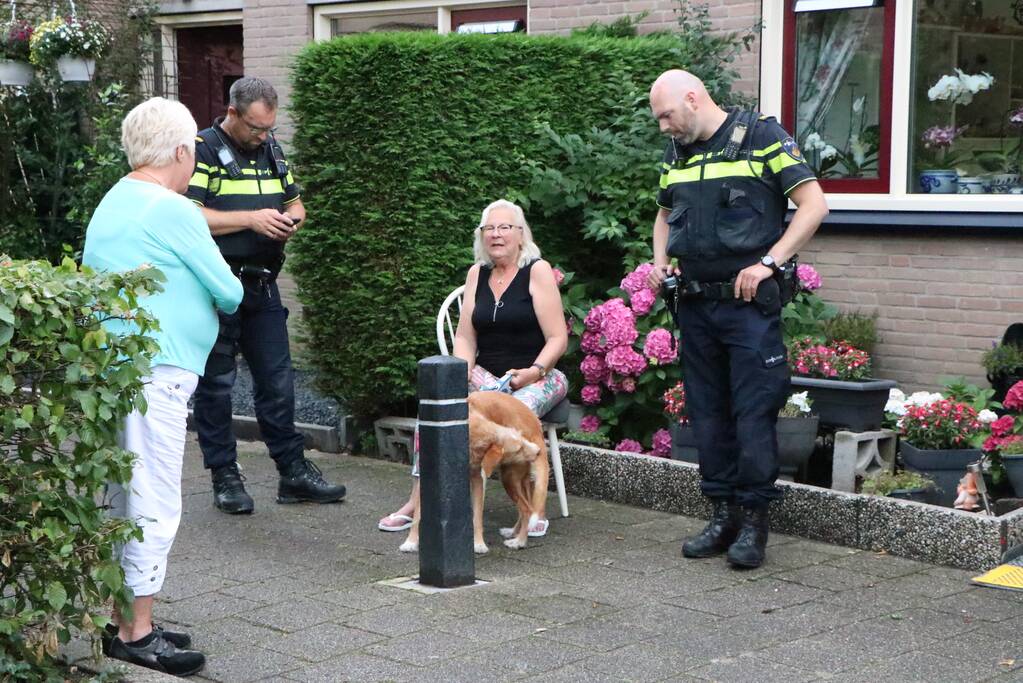 Bewoner ademt rook in bij woningbrand